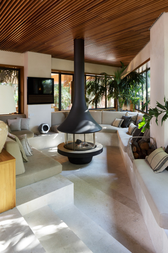 Идея дизайна: открытая гостиная комната в стиле ретро с белыми стенами, телевизором на стене, серым полом и деревянным потолком