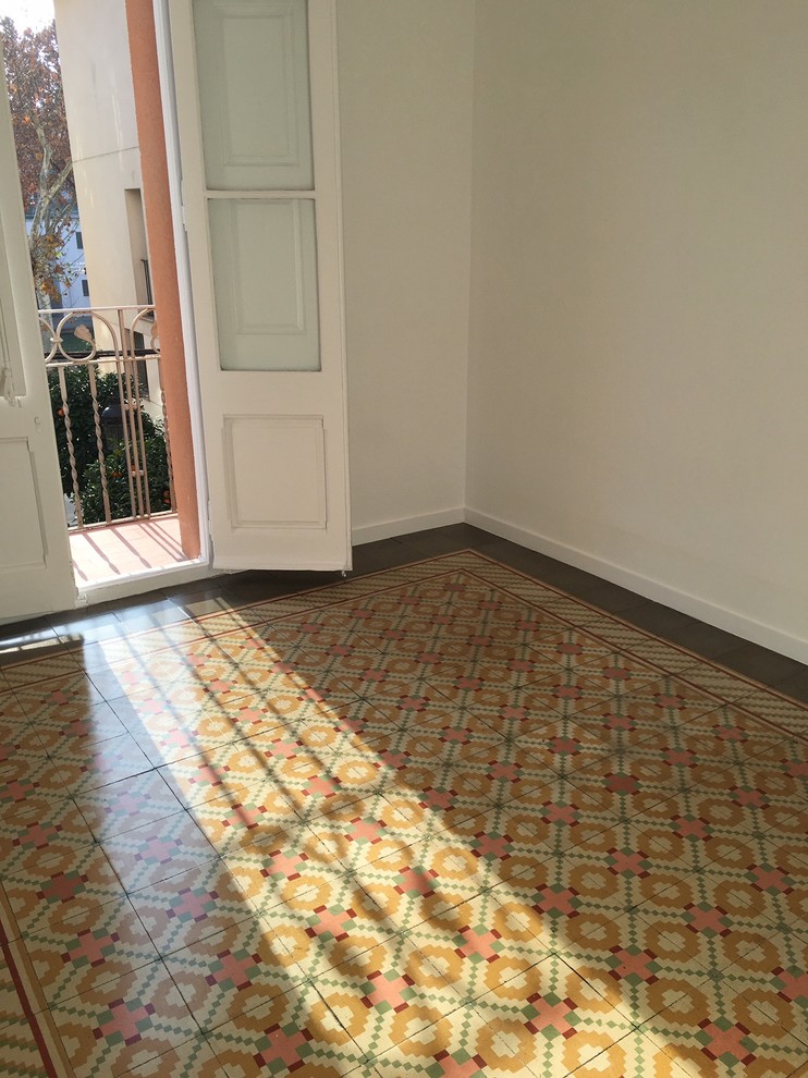 バルセロナにあるお手頃価格の中くらいなミッドセンチュリースタイルのおしゃれな独立型ファミリールーム (白い壁、セラミックタイルの床、暖炉なし、テレビなし) の写真