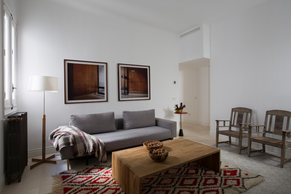 Inspiration pour une salle de séjour design fermée avec un mur blanc et un sol multicolore.