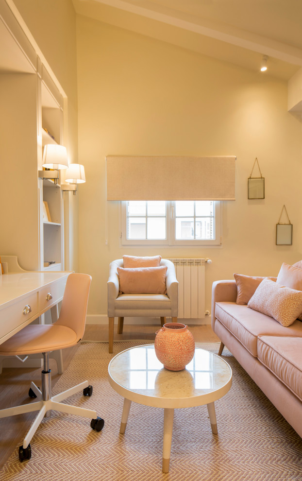 Modelo de sala de estar tradicional renovada grande con paredes beige, suelo laminado y suelo marrón