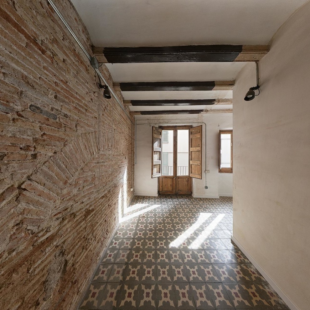 Cette photo montre une petite salle de séjour tendance ouverte avec un sol en carrelage de céramique et un mur beige.