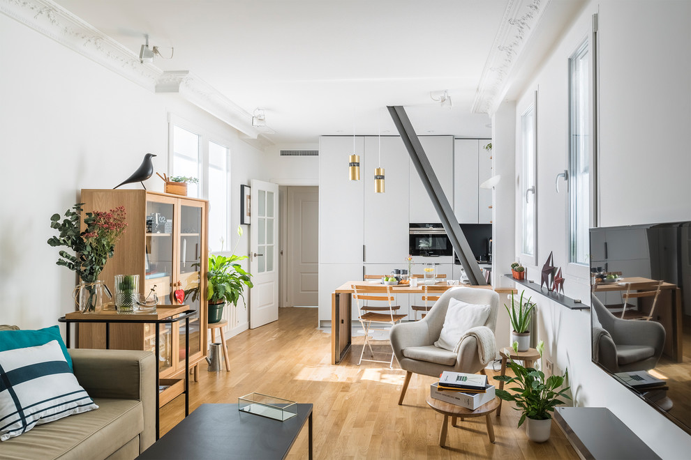 Offenes Modernes Wohnzimmer mit Hausbar, weißer Wandfarbe, braunem Holzboden, TV-Wand und braunem Boden in Madrid
