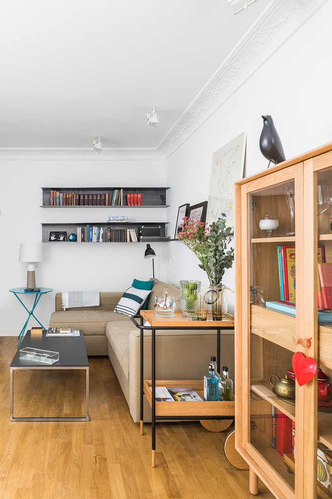 Modernes Wohnzimmer mit Hausbar, braunem Holzboden, weißer Wandfarbe und braunem Boden in Madrid