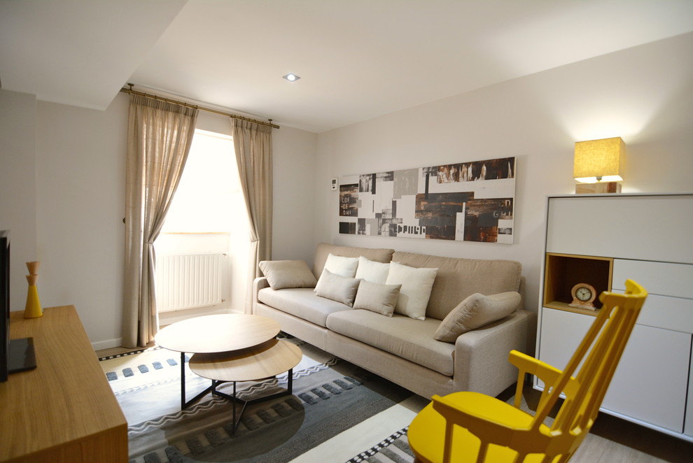 На фото: изолированная гостиная комната среднего размера в современном стиле с белыми стенами, светлым паркетным полом и мультимедийным центром без камина с