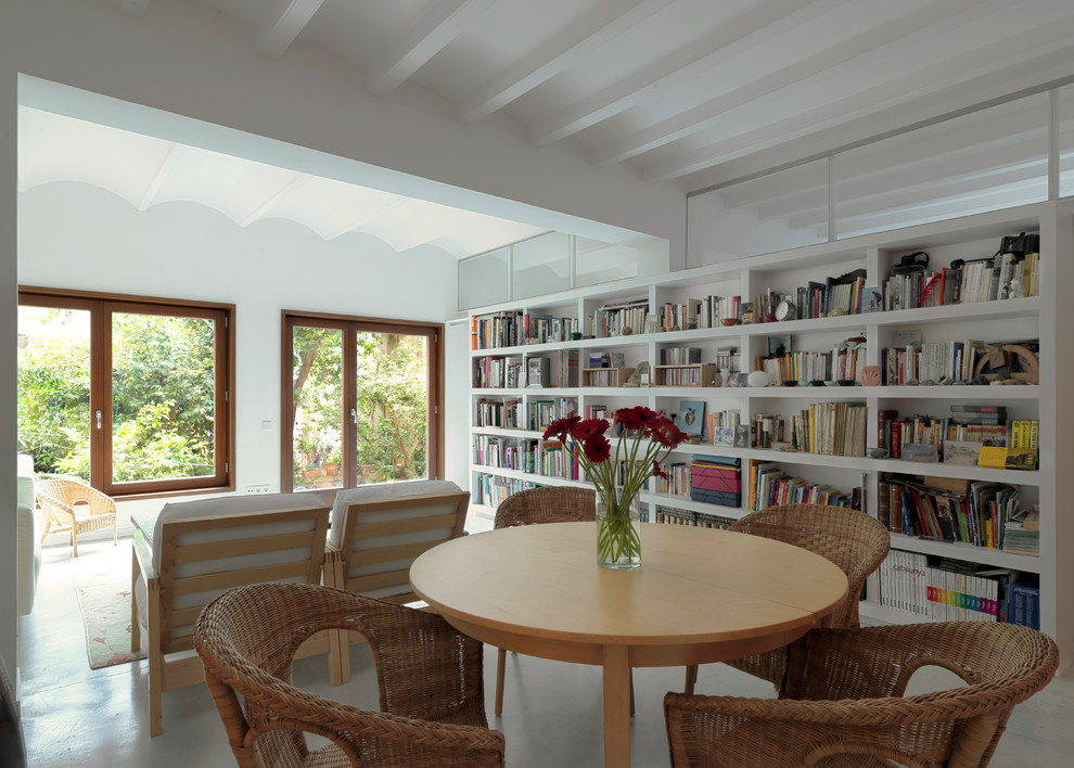 Ejemplo de sala de estar con biblioteca abierta contemporánea de tamaño medio sin chimenea y televisor con paredes blancas