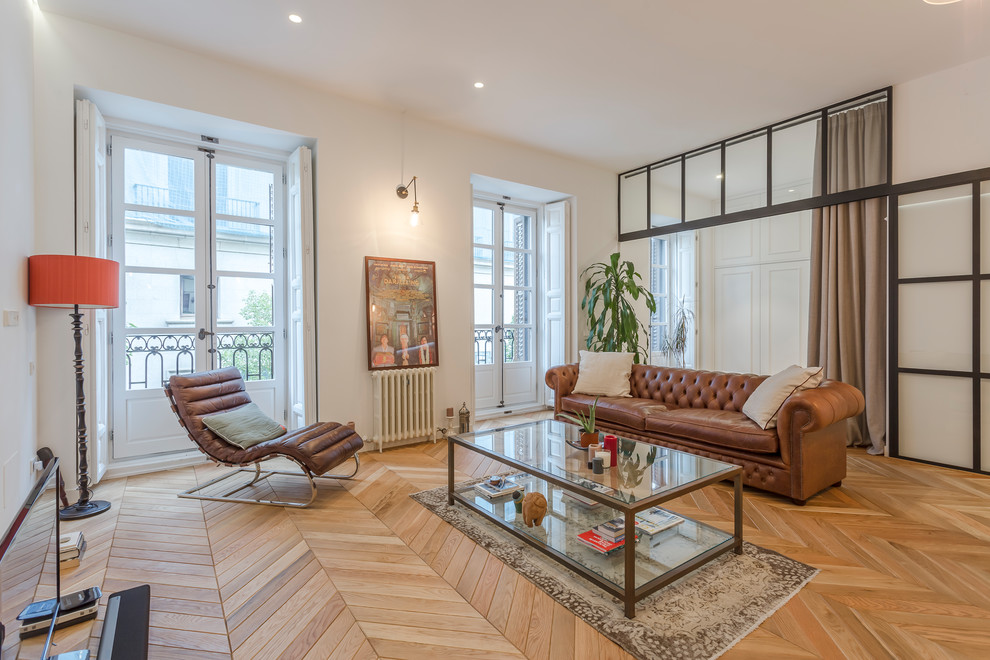 Ejemplo de sala de estar cerrada clásica renovada grande sin televisor con paredes blancas, suelo de madera en tonos medios y suelo marrón