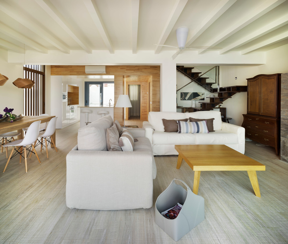 Идея дизайна: большая открытая гостиная комната в современном стиле с белыми стенами без камина, телевизора