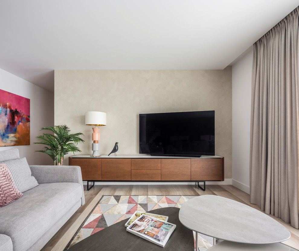 Foto di un grande soggiorno minimal stile loft con pavimento in marmo, pavimento beige e carta da parati