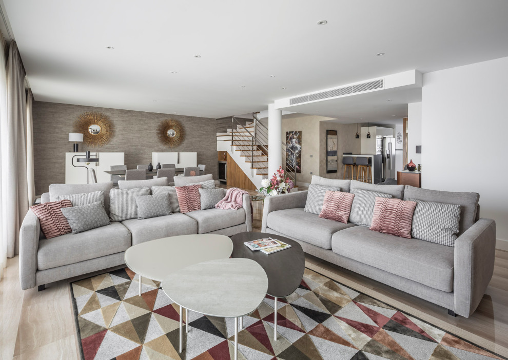 Diseño de sala de estar tipo loft actual grande con suelo de mármol, suelo beige y papel pintado