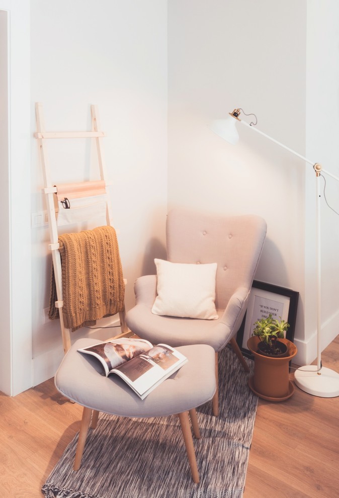 Idée de décoration pour une salle de séjour nordique de taille moyenne et ouverte avec un mur blanc, un sol en bois brun et un sol beige.
