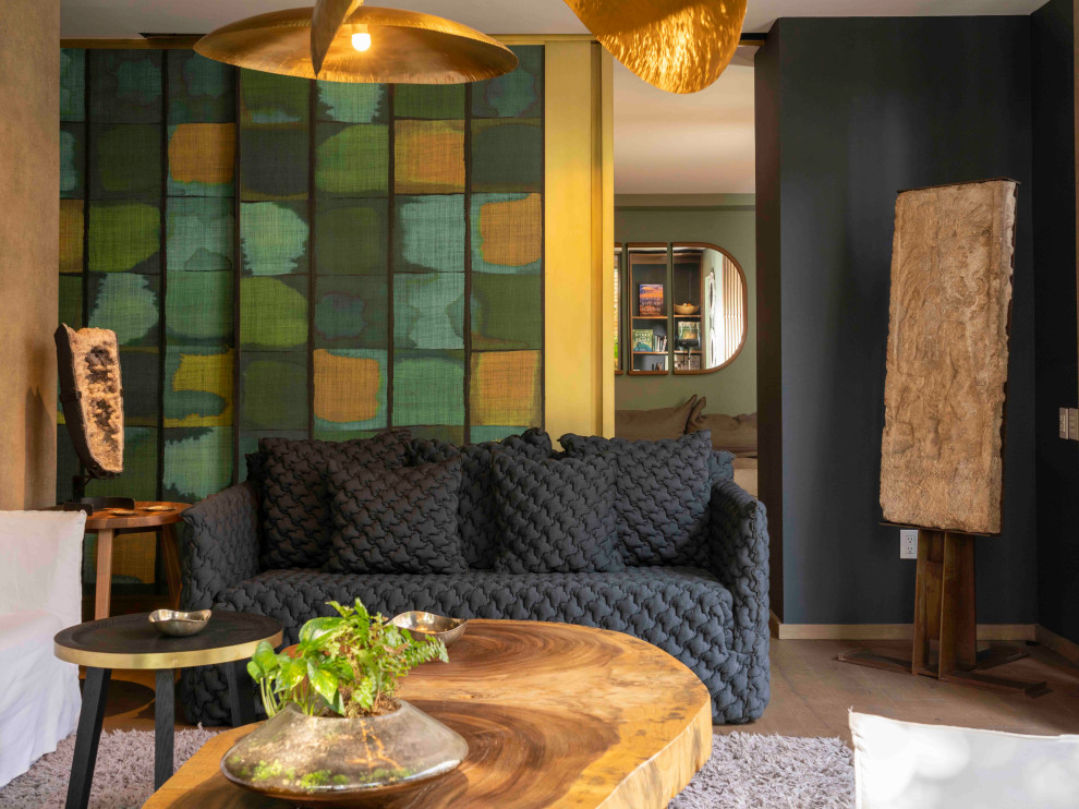 Diseño de sala de estar cerrada bohemia pequeña con paredes beige, suelo de madera en tonos medios y bandeja