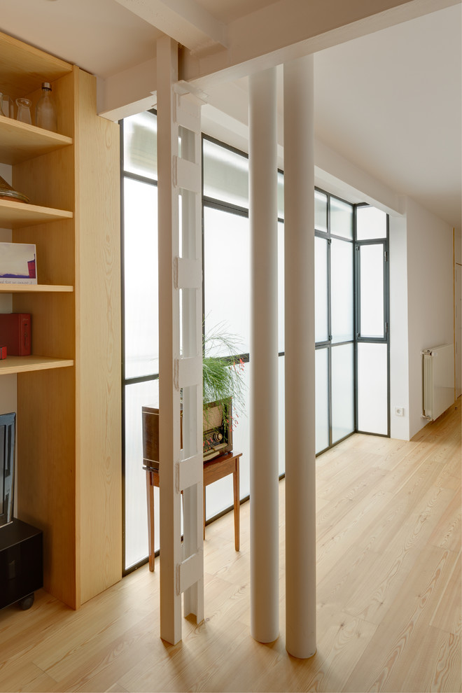 Modelo de sala de estar actual con paredes blancas y suelo de madera clara