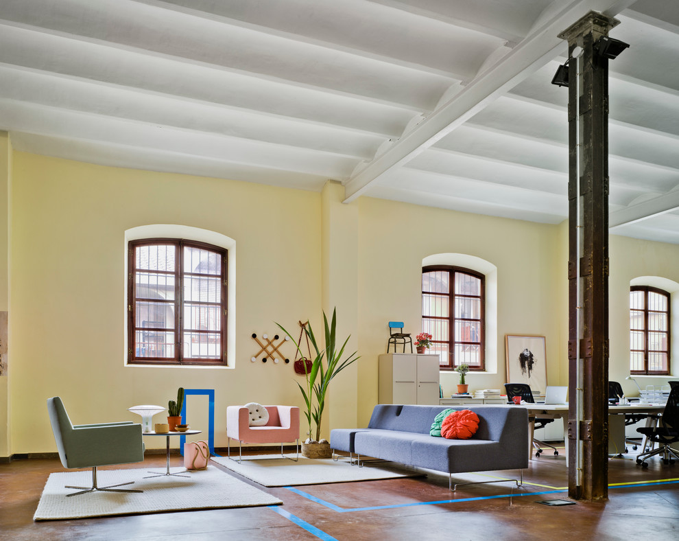 Immagine di un soggiorno design di medie dimensioni e aperto con pareti gialle, nessun camino e nessuna TV