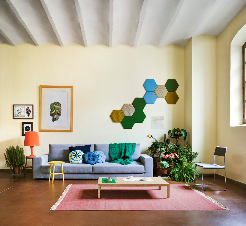 Foto de sala de estar abierta contemporánea grande sin chimenea y televisor con paredes amarillas y suelo de baldosas de cerámica
