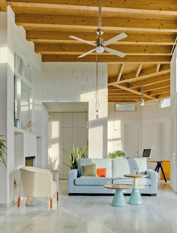 Modelo de sala de estar abierta contemporánea grande con paredes blancas