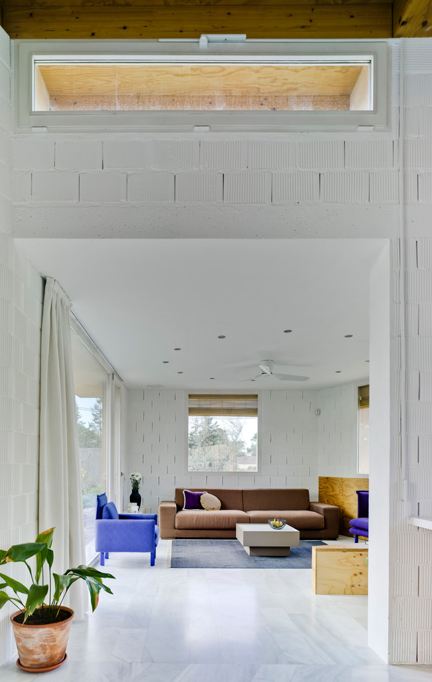 Diseño de sala de estar abierta contemporánea de tamaño medio sin televisor con paredes blancas