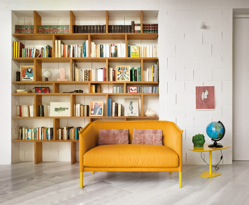 Foto de sala de estar con biblioteca abierta contemporánea de tamaño medio sin televisor con paredes blancas