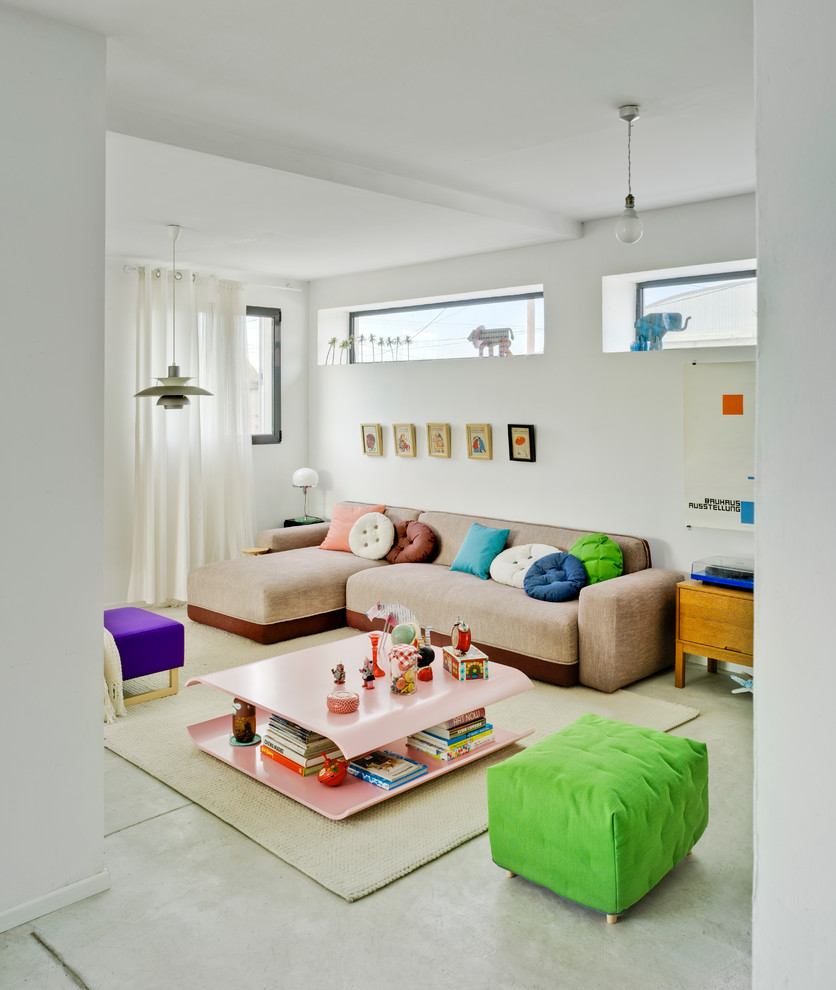 Стильный дизайн: открытая гостиная комната среднего размера в современном стиле с белыми стенами без камина, телевизора - последний тренд
