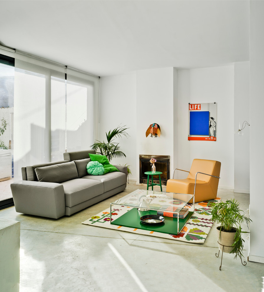 Mittelgroßes, Fernseherloses, Offenes Modernes Wohnzimmer mit weißer Wandfarbe und Kamin in Sonstige