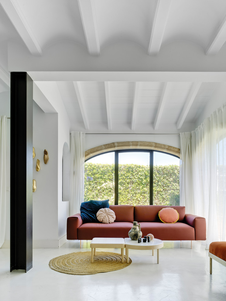 Imagen de sala de estar abierta actual grande con paredes blancas