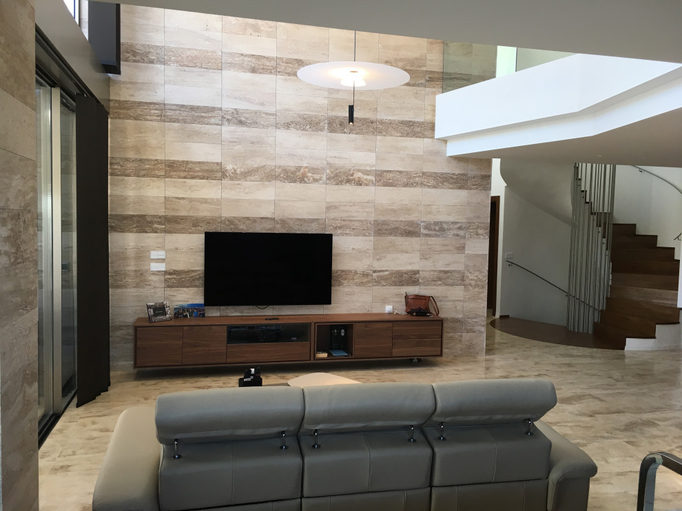 Imagen de sala de estar abierta contemporánea con paredes beige, suelo de mármol, chimenea lineal, marco de chimenea de metal, televisor colgado en la pared y suelo beige