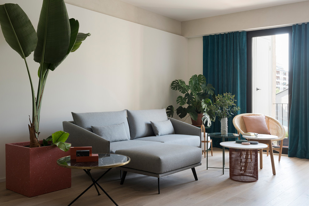 Diseño de sala de estar abierta contemporánea de tamaño medio sin chimenea y televisor con paredes beige, suelo de madera en tonos medios y suelo marrón