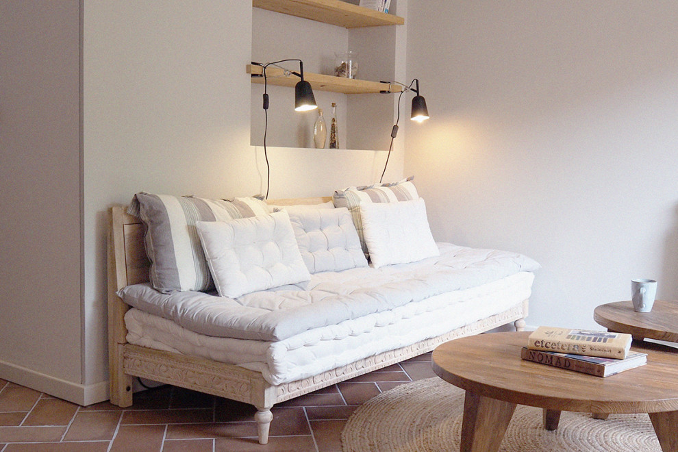 Diseño de sala de estar mediterránea con suelo de baldosas de terracota