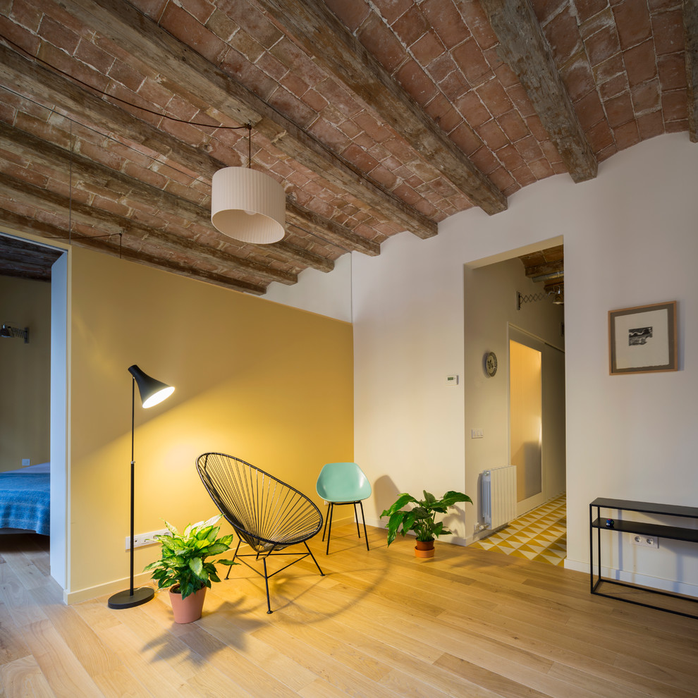 На фото: маленькая открытая гостиная комната в стиле лофт с желтыми стенами и паркетным полом среднего тона без камина, телевизора для на участке и в саду с