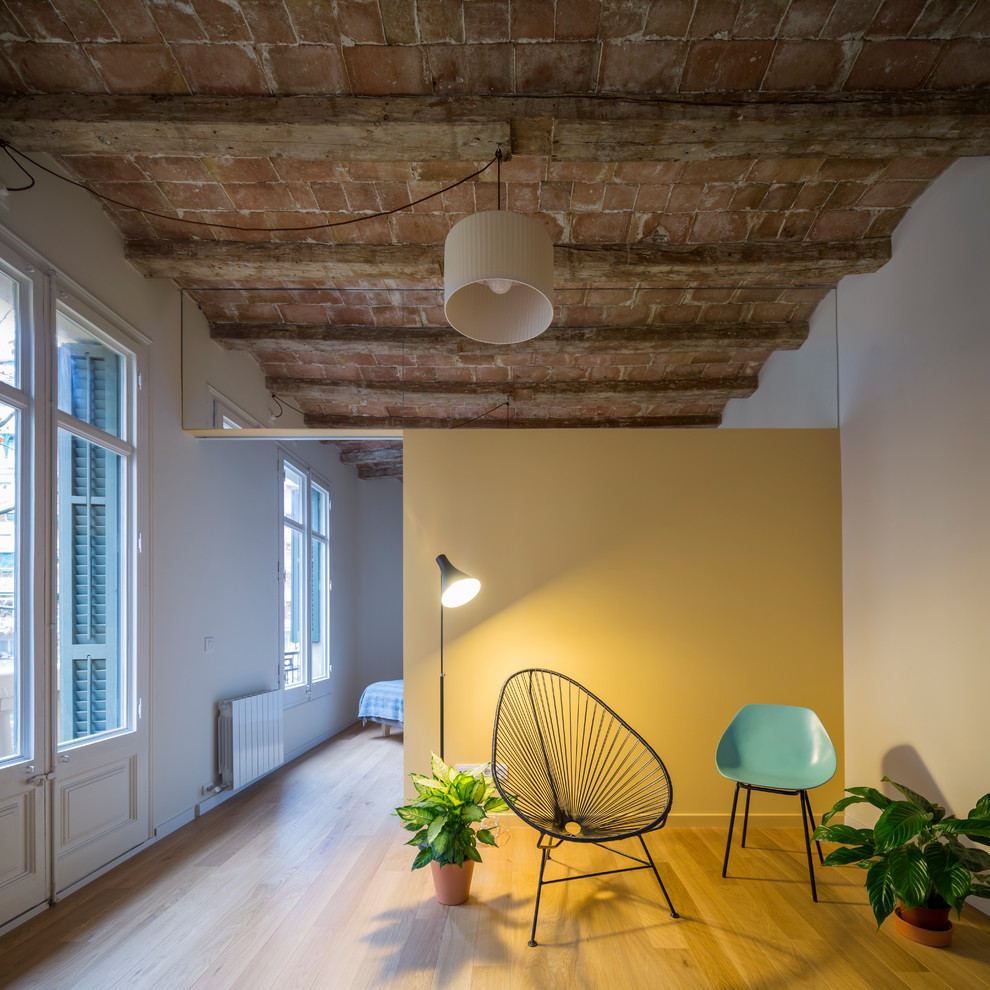 Diseño de sala de estar abierta urbana pequeña sin chimenea y televisor con suelo de madera en tonos medios