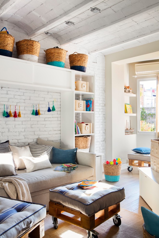 Imagen de sala de estar marinera sin chimenea con paredes blancas y suelo de madera en tonos medios
