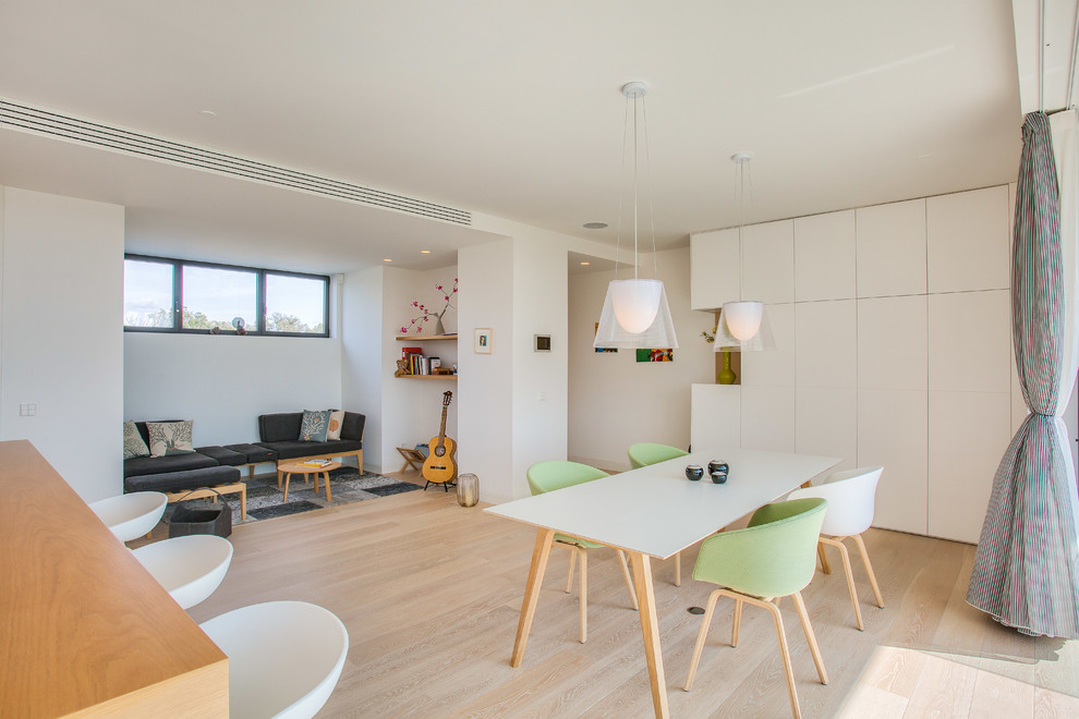 Ejemplo de sala de estar nórdica con paredes blancas y suelo de madera en tonos medios