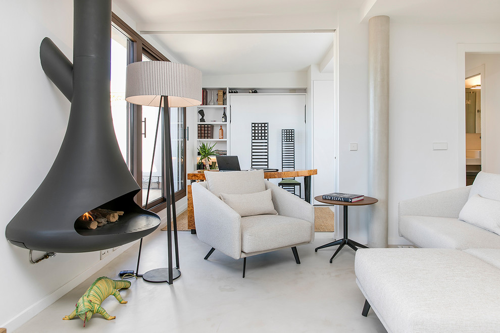 Ejemplo de sala de estar abierta moderna con paredes blancas, suelo de cemento, chimeneas suspendidas, marco de chimenea de metal y suelo blanco