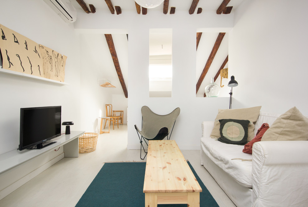 Inspiration för små skandinaviska allrum med öppen planlösning, med en fristående TV, vita väggar och ljust trägolv