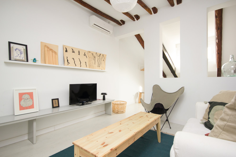 Ejemplo de sala de estar abierta escandinava pequeña sin chimenea con televisor independiente y paredes blancas