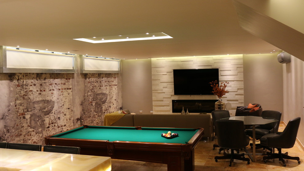 Idées déco pour une grande salle de séjour contemporaine avec un sol en marbre et un sol orange.