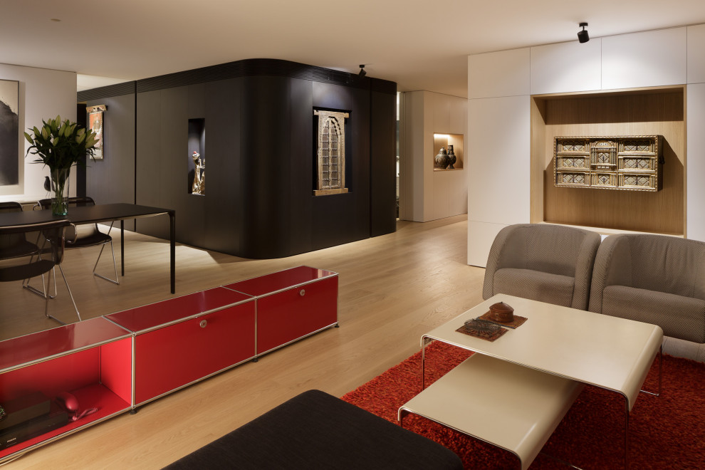 Свежая идея для дизайна: большая открытая гостиная комната в современном стиле с черными стенами, паркетным полом среднего тона и коричневым полом - отличное фото интерьера
