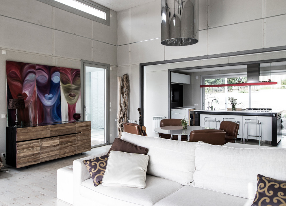 Источник вдохновения для домашнего уюта: открытая гостиная комната среднего размера в стиле лофт с белыми стенами и деревянным полом без камина, телевизора