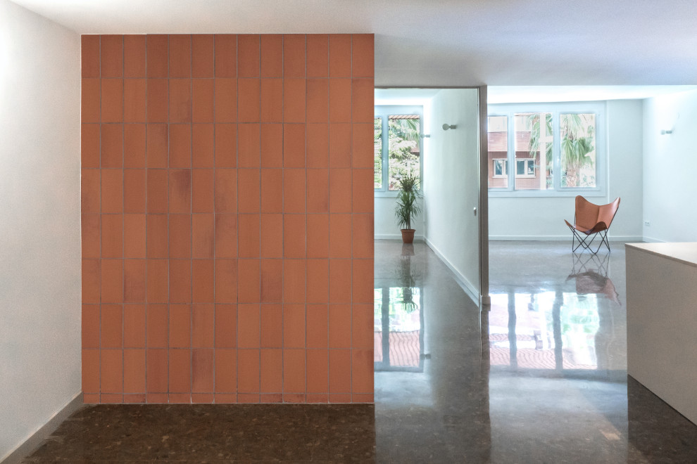 Idée de décoration pour une salle de séjour minimaliste de taille moyenne et ouverte avec un mur blanc et un sol marron.