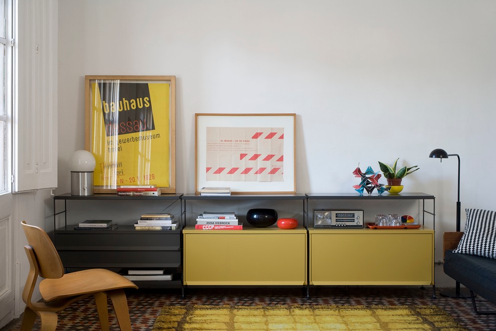 Mittelgroßes, Fernseherloses, Abgetrenntes Modernes Wohnzimmer ohne Kamin mit weißer Wandfarbe in Barcelona