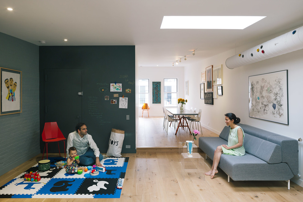 Offenes Modernes Wohnzimmer mit weißer Wandfarbe und hellem Holzboden in New York