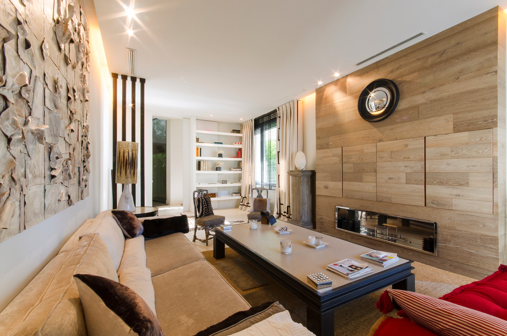 Свежая идея для дизайна: изолированная гостиная комната среднего размера в современном стиле с белыми стенами, горизонтальным камином, фасадом камина из металла и скрытым телевизором - отличное фото интерьера