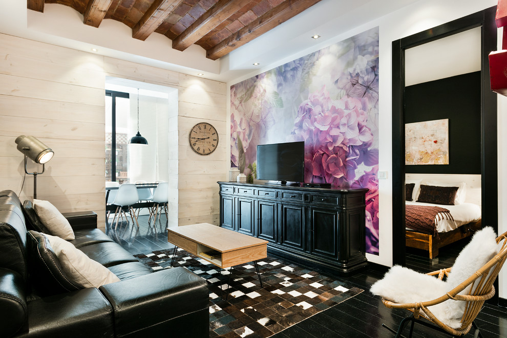 Foto di un piccolo soggiorno moderno chiuso con pareti multicolore, pavimento in legno verniciato, nessun camino e TV autoportante