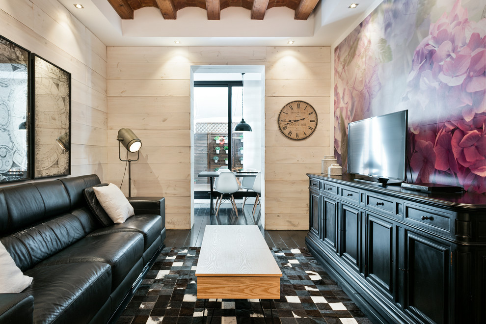 На фото: маленькая изолированная гостиная комната в стиле фьюжн с отдельно стоящим телевизором, разноцветными стенами и деревянным полом без камина для на участке и в саду с