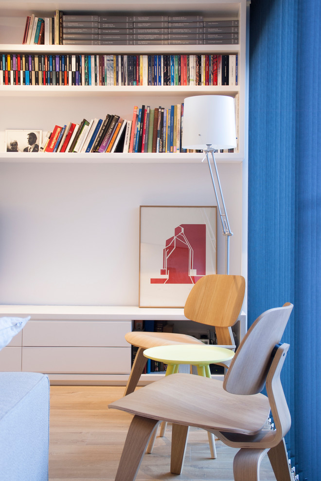 Diseño de sala de estar cerrada contemporánea pequeña sin chimenea y televisor con paredes blancas y suelo de madera en tonos medios