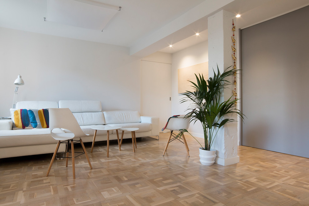 Diseño de sala de estar abierta actual de tamaño medio sin televisor con paredes blancas y suelo de madera clara