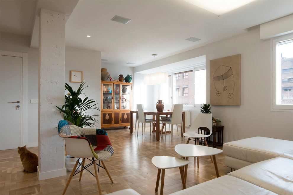Idee per un soggiorno design di medie dimensioni e aperto con pareti bianche, parquet chiaro e nessuna TV