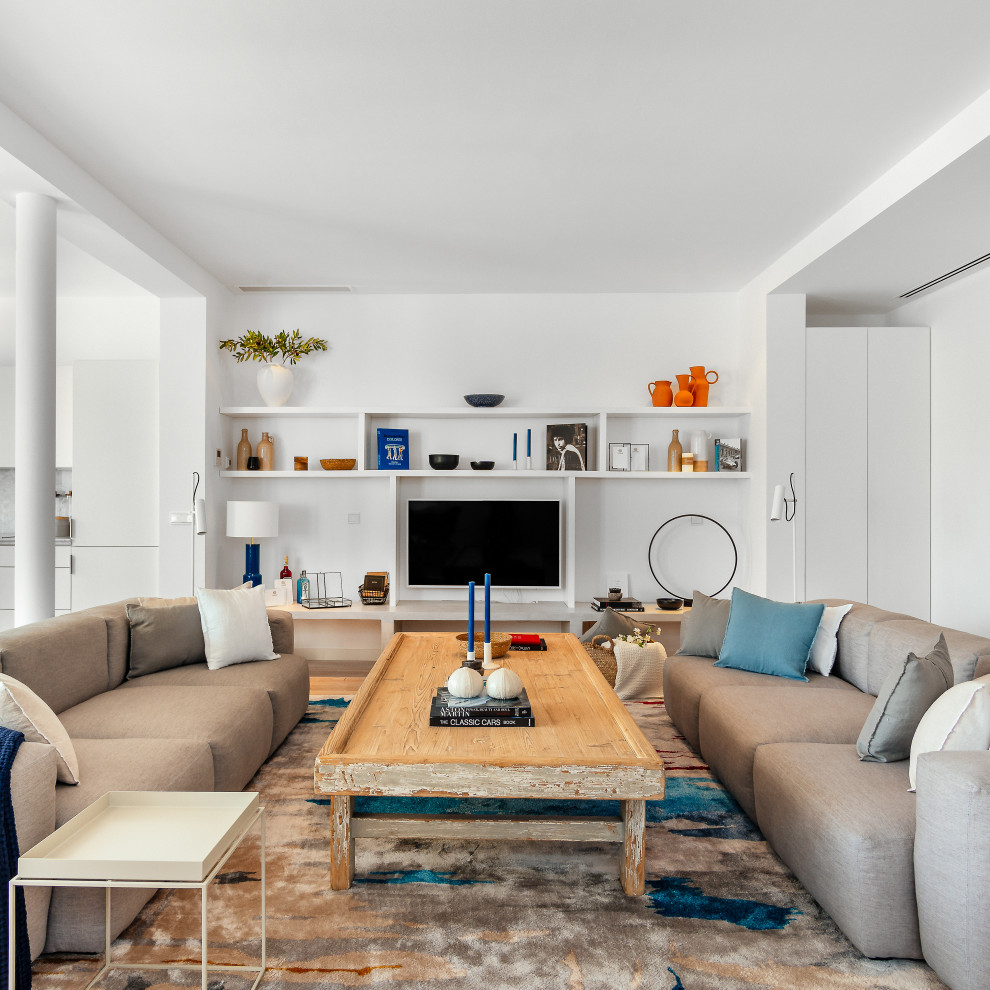 Modelo de sala de estar mediterránea con alfombra