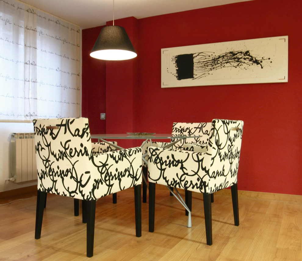Diseño de sala de estar clásica renovada pequeña con suelo de madera en tonos medios