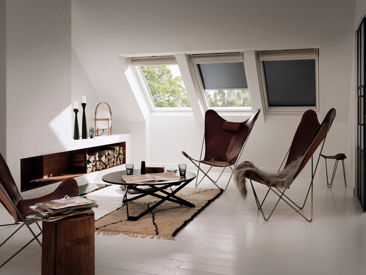 Immagine di un soggiorno nordico di medie dimensioni e chiuso con pareti bianche, pavimento in legno verniciato, camino classico e nessuna TV