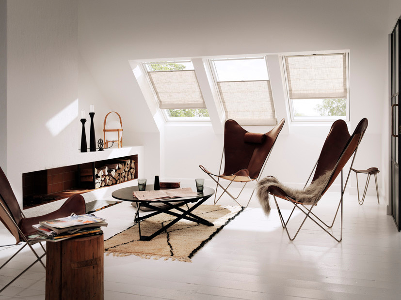 Foto di un soggiorno scandinavo di medie dimensioni e chiuso con pareti bianche, pavimento in legno verniciato, camino classico e nessuna TV